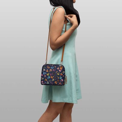 Petites Fleurs 2 - Trapeze Crossbody Bag