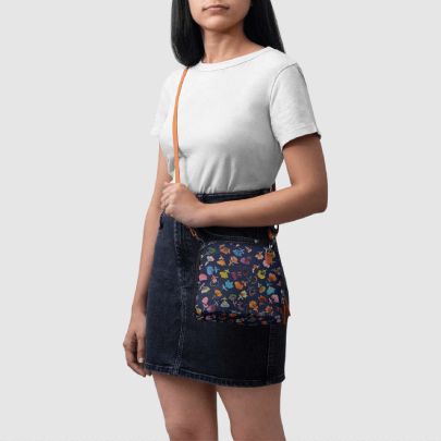 Petites Fleurs 2 - Trapeze Crossbody Bag